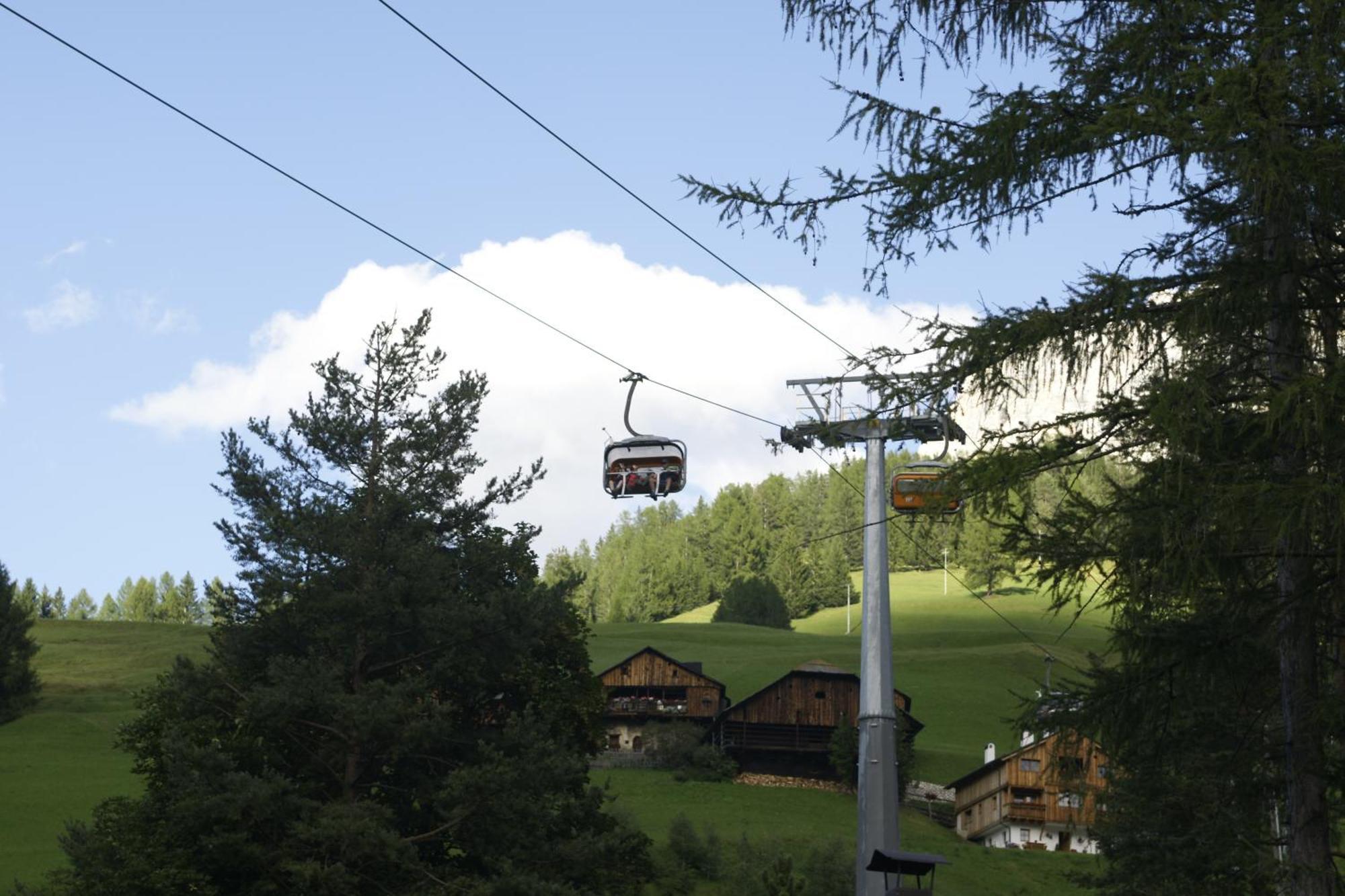 Hotel Alcialc La Valle Bagian luar foto